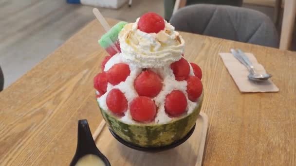 Bingsu Wassermelone Und Kondensmilch Top Mit Schlagsahne — Stockvideo