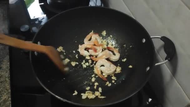 Cozinhar Mexer Brócolis Frito Com Camarão Uma Panela Quente Close — Vídeo de Stock