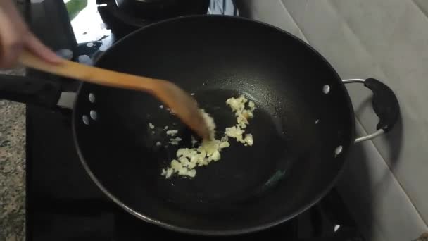 Σκόρδο Τηγανίζεται Λάδι Τηγάνι Από Χυτοσίδηρο Διαδικασία Του Μαγειρέματος Χορτοφαγικών — Αρχείο Βίντεο