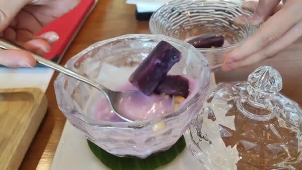 Пурпурный Сладкий Картофель Кокосовом Молоке Тайский Десерт — стоковое видео