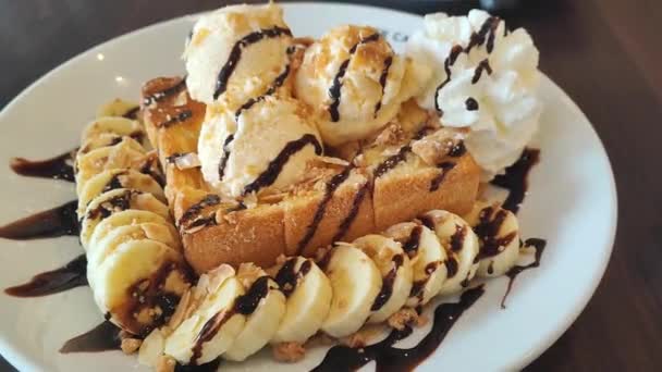 Mézes Pirítós Tetején Vanília Fagylalt Csokoládé Mártással Tálalva Banánszeletek Tejszínhab — Stock videók