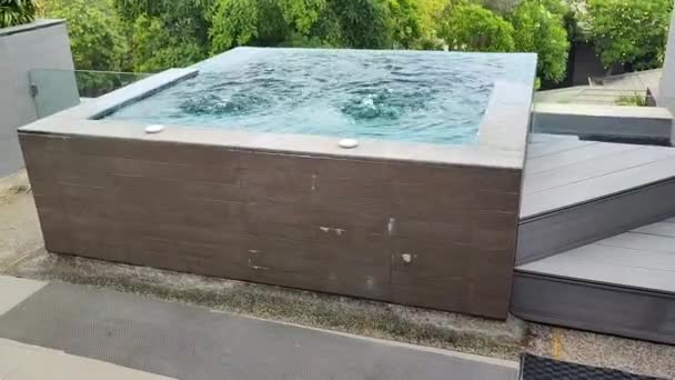 Water Reflecterend Het Infinity Zwembad Zittend Aan Rand Van Luxe — Stockvideo