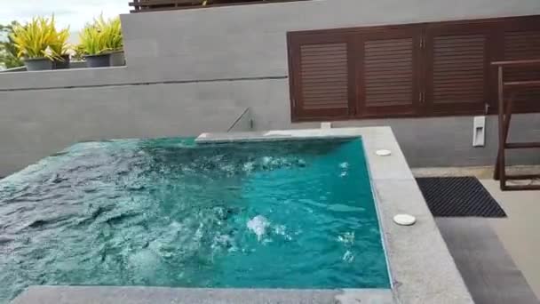 Apa Reflectă Piscina Infinită Așezată Marginea Vilei Lux — Videoclip de stoc