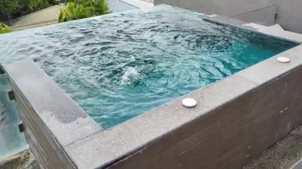 Water Reflecterend Het Infinity Zwembad Zittend Aan Rand Van Luxe — Stockvideo