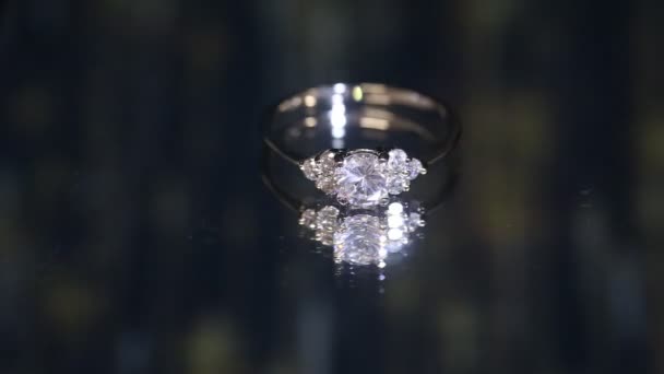 Weißgoldring Mit Diamanten Auf Abstrakt Gefärbtem Hintergrund — Stockvideo