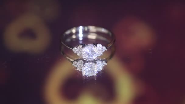 带有抽象彩色背景钻石的白色金戒指 — 图库视频影像