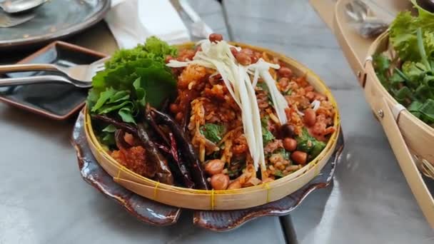 Yam Naem Khao Tod Fűszeres Sertéssaláta Ropogós Rizzsel Zöldséggel Tálalva — Stock videók