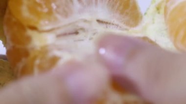 Birisi yemek için portakal soyuyormuş.