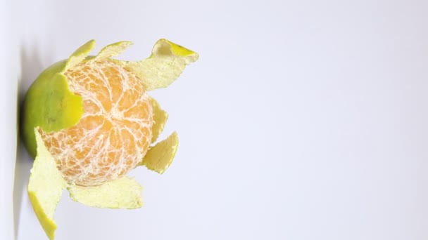 Birisi Yemek Için Portakal Soyuyormuş — Stok video