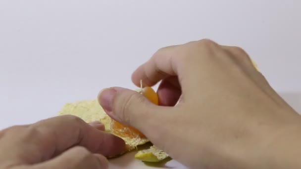 Κάποιος Ξεφλουδίζει Πορτοκάλια Για Φαγητό — Αρχείο Βίντεο
