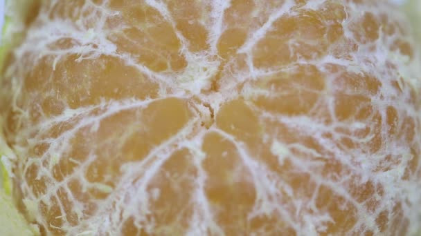 Iemand Schilfert Sinaasappels Eten — Stockvideo