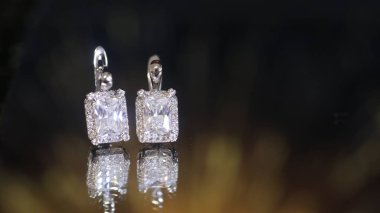 Güzel parlak bir küpe..