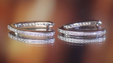 Güzel parlak bir küpe..