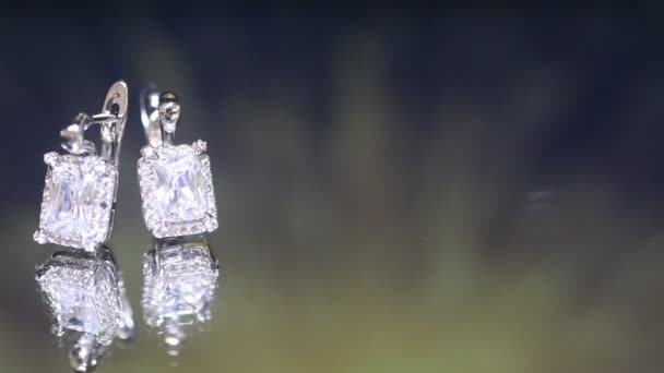 아름다운 빛나는 스터드 귀걸이 — 비디오