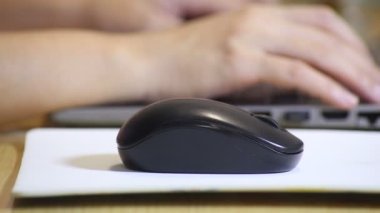 Çalışma masasındaki siyah bilgisayar faresine tıklayın. İş yerinde bilgisayar ya da dizüstü bilgisayarla çalışmak, yakın plan