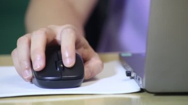 Çalışma masasındaki siyah bilgisayar faresine tıklayın. İş yerinde bilgisayar ya da dizüstü bilgisayarla çalışmak, yakın plan