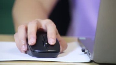 Çalışma masasındaki siyah bilgisayar faresine tıklayın. İş yerinde bilgisayar ya da dizüstü bilgisayarla çalışmak, yakın plan