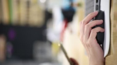 Çalışma masasında dikey tıklamalı siyah bilgisayar faresi. İş yerinde bilgisayar ya da dizüstü bilgisayarla çalışmak, yakın plan