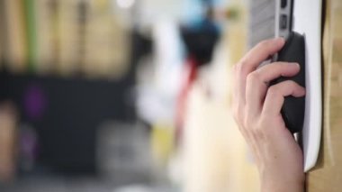 Çalışma masasında dikey tıklamalı siyah bilgisayar faresi. İş yerinde bilgisayar ya da dizüstü bilgisayarla çalışmak, yakın plan