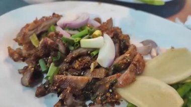 Baharatlı Izgara Domuz Boyun Larb, popüler bir Tayland yemeği.