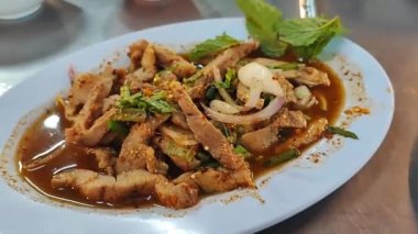 Baharatlı Izgara Domuz Boyun Larb, popüler bir Tayland yemeği.