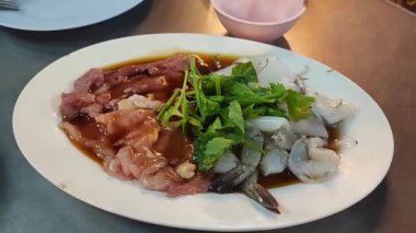 Thai Hot Pot Recipe Jim Jum, kil potu. Tayland geleneksel baharatlı shabu shabu, haşlanmış baharatlı çorbaya batırılmış et..