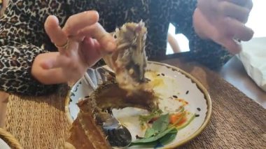 Çin restoranında servis edilen kızarmış sarımsak ve baharatlı Tayland biberiyle kaplanmış balık buğulama üzerine kızarmış balık.