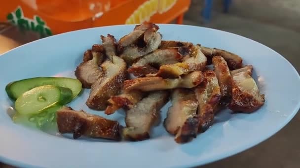 泰国烤猪肉颈 配辣酱汁 伊萨食品 泰国东北部当地食物 — 图库视频影像