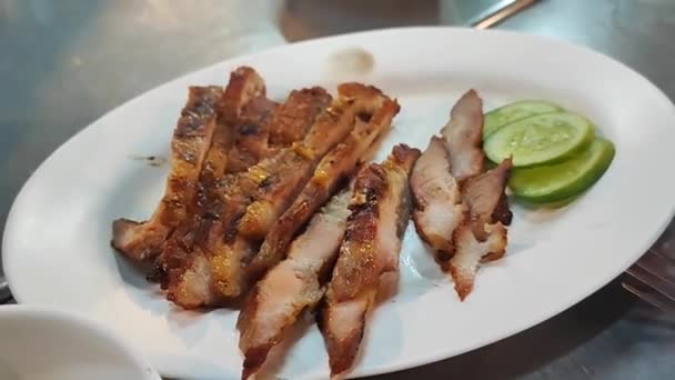 Ταϊλανδέζικο Ψητό Χοιρινό Λαιμό Πικάντικη Σάλτσα Εμβάπτισης Isaan Τρόφιμα Τοπικές — Αρχείο Βίντεο