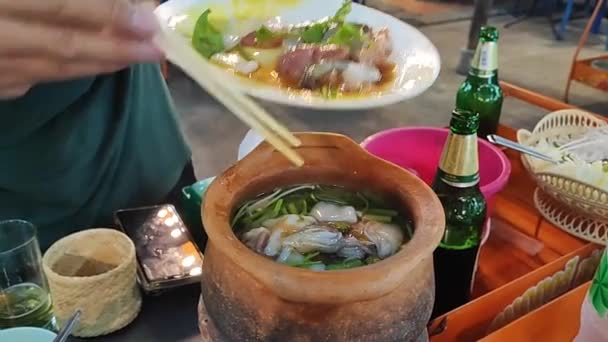 泰式火锅配方吉姆 Jim Jum 泰国传统的辣味沙布 用煮沸的辛辣汤蘸肉 — 图库视频影像