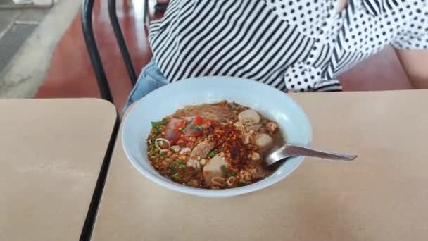 Schweinefleischnudeln Tom Yum Schweinefleisch Würzige Thailändische Küche — Stockvideo