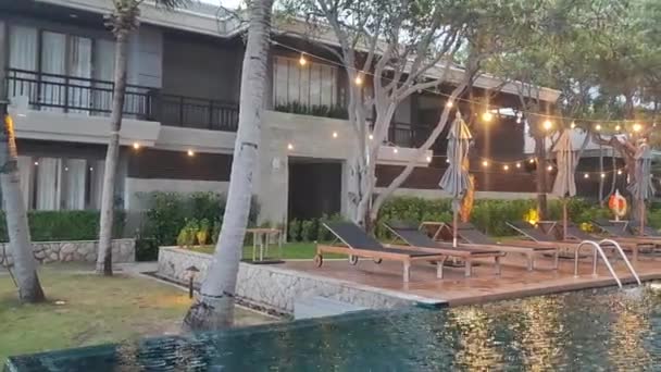 宾馆游泳池周围漂亮的雨伞和椅子 度假理念 — 图库视频影像