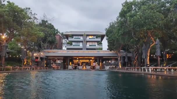 Smuk Paraply Stol Omkring Swimmingpool Hotel Resort Feriekoncept – Stock-video