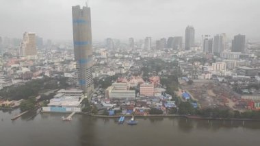 Bangkok, THAILAND - 5 Eylül 2022 Tayland 'ın başkenti Bangkok' taki Chao Phraya Nehri 'nin geniş açılı manzarası.