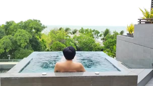 Resort Lujo Hombre Relajante Agua Piscina Infinita Hermosa Modelo Masculino — Vídeo de stock