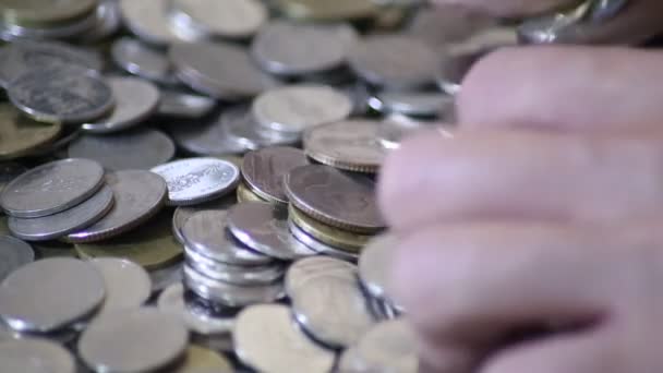 Spadające Monety Bahta Tle Stołu Tajski Spadek Monety Tle Tabeli — Wideo stockowe