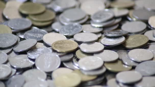 Πτώση Baht Νομίσματα Χρήματα Στο Παρασκήνιο Τραπέζι Ταϋλανδέζικο Κέρμα Στο — Αρχείο Βίντεο