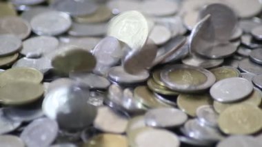 Falling Baht 'ın parası masanın arka planında. Masanın arkasına Tayland parası bırakıldı. İş finans zenginliği kavramı.