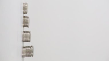 Vertica - İnsanların elleri büyüyen gümüş para yığınlarını istifliyor Para kavramı ve para tasarrufu