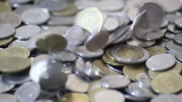 Vallende Baht Munten Geld Tafel Achtergrond Thaise Munt Druppel Tafel — Stockvideo