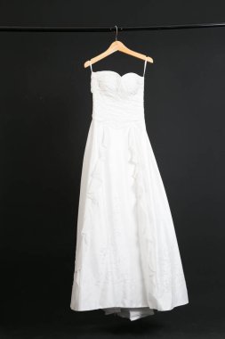 Siyah arka planda asılı gelinlik