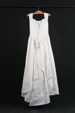 Siyah arka planda asılı gelinlik