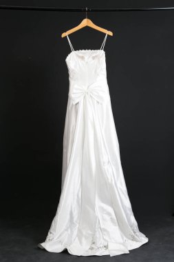 Siyah arka planda asılı gelinlik