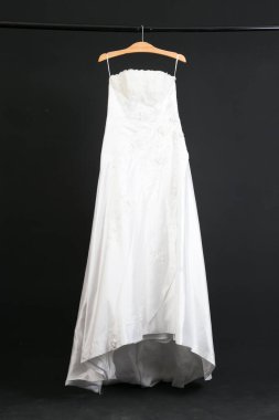 Siyah arka planda asılı gelinlik