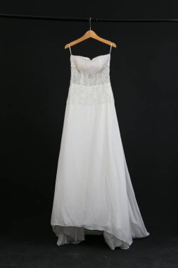 Siyah arka planda asılı gelinlik