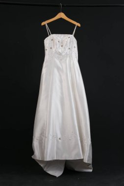 Siyah arka planda asılı gelinlik