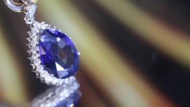 Gül menekşe ametist ve elmas yumuşak bulanık arka plan üzerinde beyaz altın kolye.