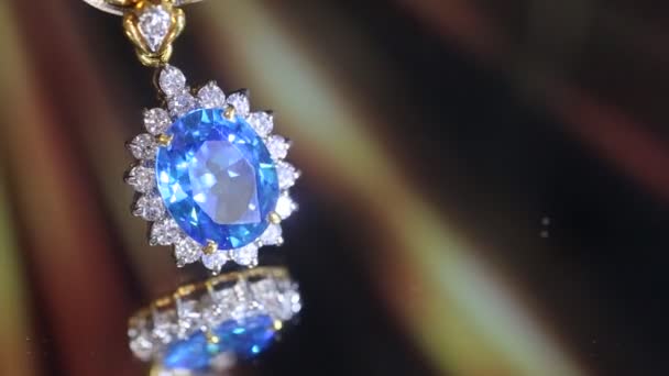 スタジオでブルーサファイアダイヤモンドネックレスのクローズアップショット — ストック動画