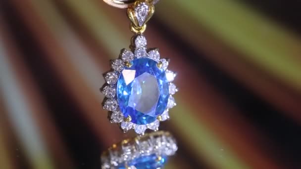 Μπλε Ζαφείρι Διαμαντένιο Κολιέ Κοντινό Πλάνο Στο Στούντιο — Αρχείο Βίντεο