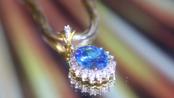 蓝蓝宝石钻石项链特写镜头在工作室 — 图库视频影像